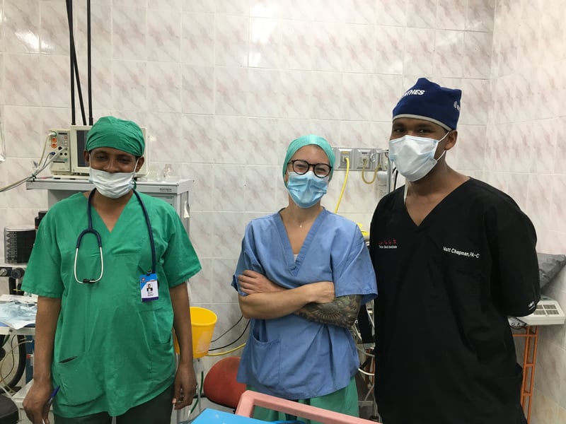 Andrea Frestadius, specialistsjuksköterska på brännskadecentrum, tillsammans med två anestesisjuksköterskor på sjukhuset i Etiopien